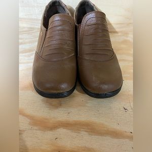 Easy street brown shoes 9.5